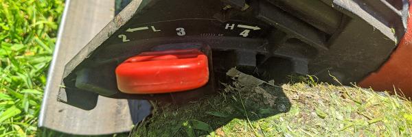 Mechanism on lawn mower to adjust blade height